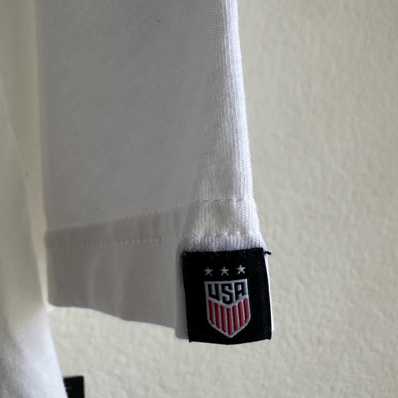 NIKE WOMENS CROPPED USA SHORT SLEEVE TOP - Picture 3 of 7